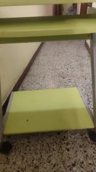 Mesa auxiliar para ordenador con ruedas