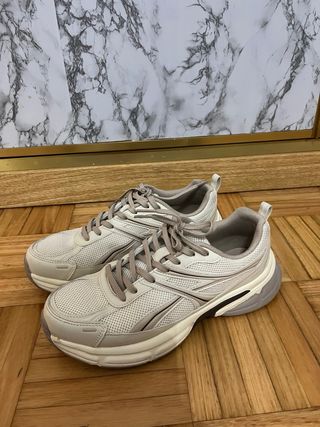 Zapatillas deportivas grises y blancas.