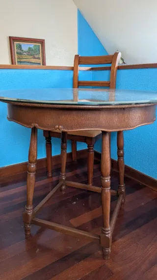 Mesa redonda de madera con diseño