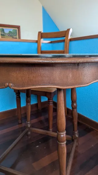 Mesa redonda de madera con diseño