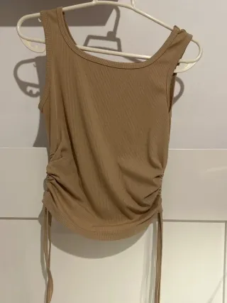 Top bege com cordões laterais