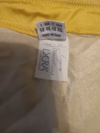 Costume da bagno giallo con brillantini