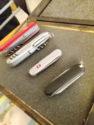 4 Coltellini Multiuso Victorinox e non