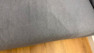 Sofá gris y rosa de piel sintética te