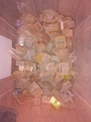 Comederos para pájaros transparentes y amarillos