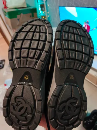 Zapatillas Chanel Negras y Plateadas