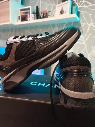 Zapatillas Chanel Negras y Plateadas