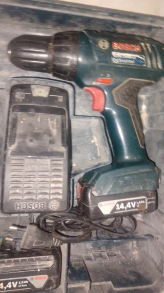 Taladro Bosch con baterías y cargador