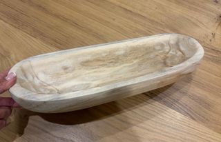 Cuenco alargado de madera rústica