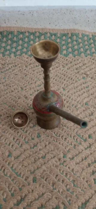 Antiguo objeto árabe de bronce