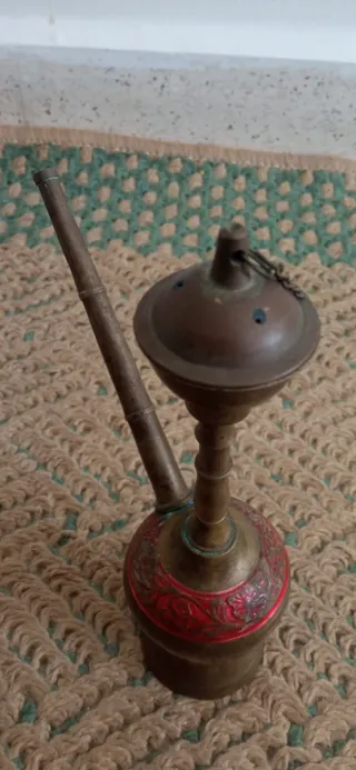 Antiguo objeto árabe de bronce