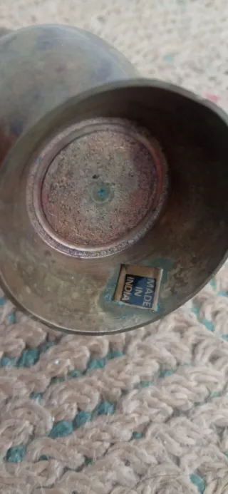 Antiguo objeto árabe de bronce