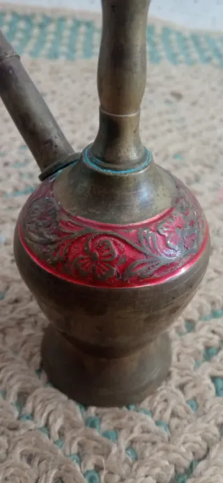 Antiguo objeto árabe de bronce