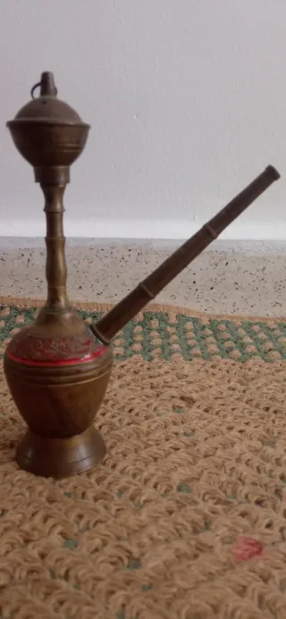 Antiguo objeto árabe de bronce