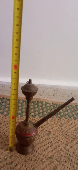 Antiguo objeto árabe de bronce