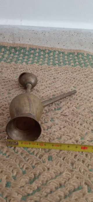 Antiguo objeto árabe de bronce