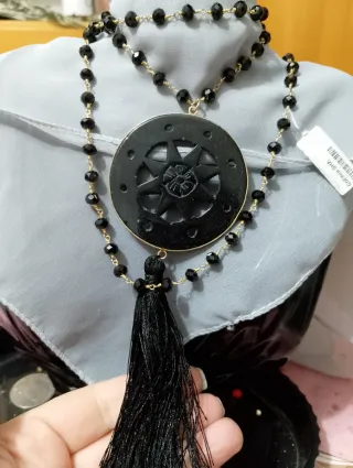 Collana lunga con pendente nero