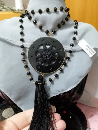 Collana lunga con pendente nero