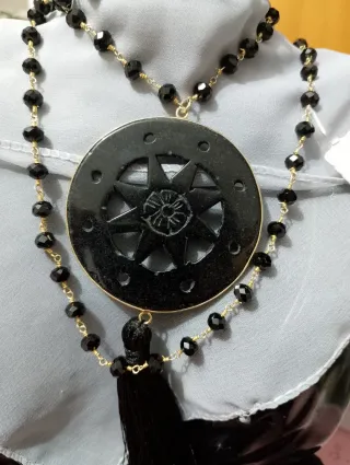 Collana lunga con pendente nero
