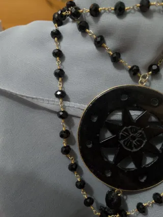 Collana lunga con pendente nero