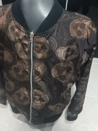 Giubbotto reversibile da uomo nero con teschio