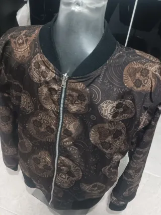 Giubbotto reversibile da uomo nero con teschio