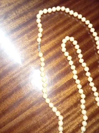 Collar de perlas plateado y blanco