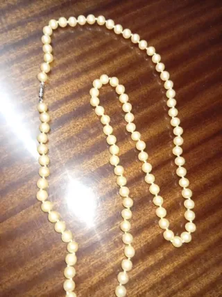 Collar de perlas plateado y blanco