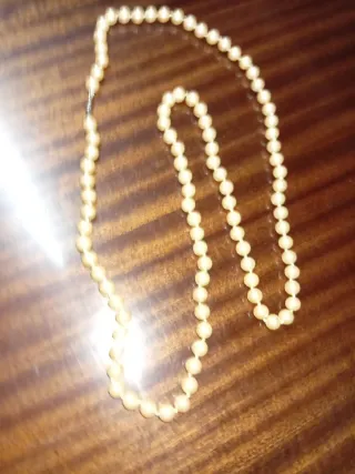 Collar de perlas plateado y blanco