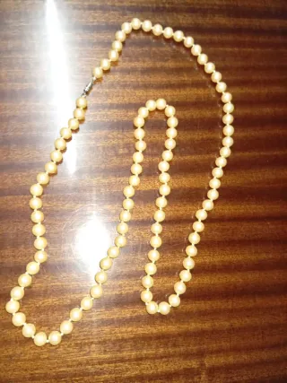 Collar de perlas plateado y blanco