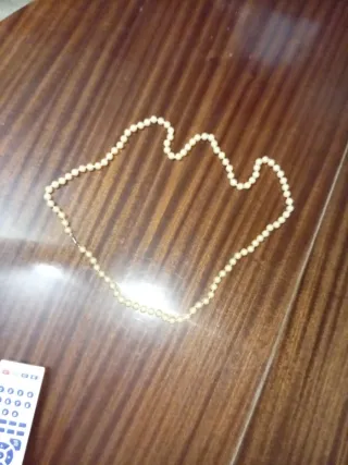 Collar de perlas plateado y blanco