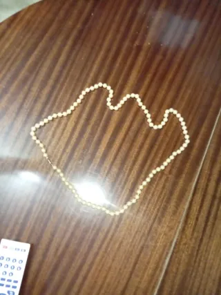 Collar de perlas plateado y blanco