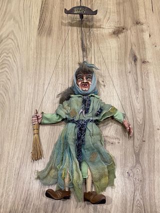 Antigua marioneta de hilos bruja