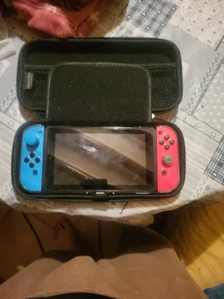 Nintendo Switch con funda negra y carcasa