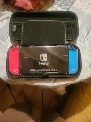 Nintendo Switch con funda negra y carcasa