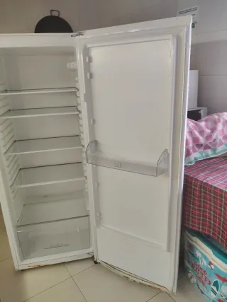 Frigorífico blanco con cajón