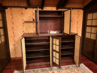 Mueble grande de madera maciza.