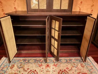 Mueble grande de madera maciza.