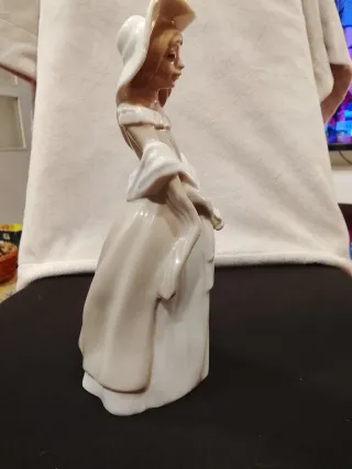 Figura cerámica mujer con sombrero