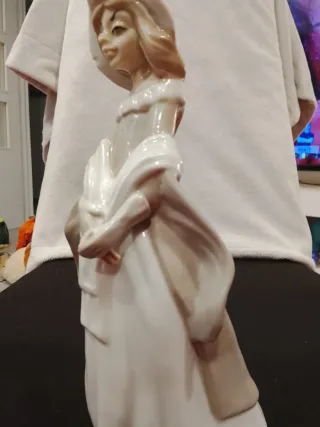 Figura cerámica mujer con sombrero