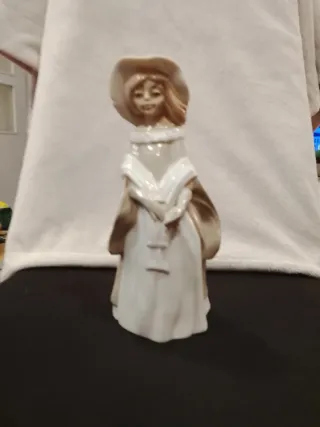 Figura cerámica mujer con sombrero