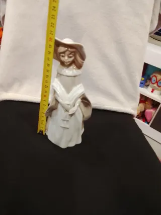 Figura cerámica mujer con sombrero