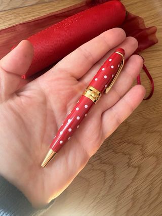 Bolígrafo rojo con lunares blancos y funda