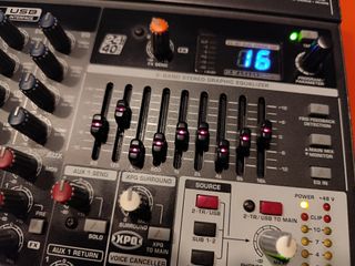 Mesa de mistura Behringer Xenyx X1832 USB