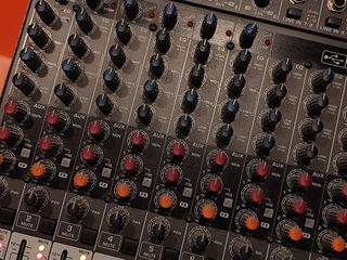 Mesa de mistura Behringer Xenyx X1832 USB