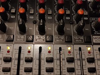Mesa de mistura Behringer Xenyx X1832 USB