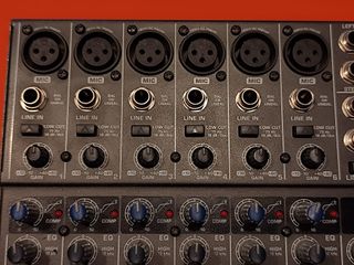 Mesa de mistura Behringer Xenyx X1832 USB