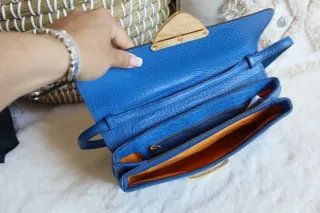 Bolso azul con detalles dorados