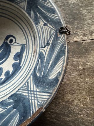 Plato antiguo de cerámica azul y blanco catalan