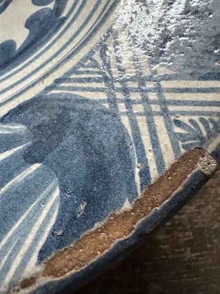 Plato antiguo de cerámica azul y blanco catalan